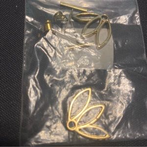 Gold Leaf Earring Studs NWT Fashion Jewelry